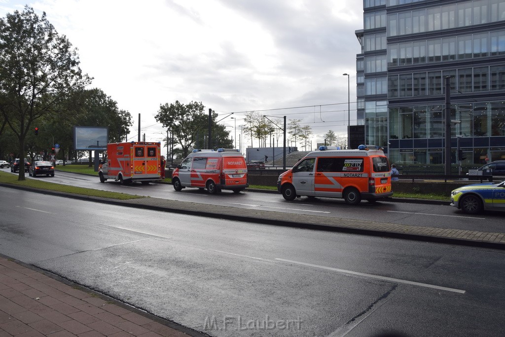 Einsatz BF RTW und 2 NEF Koeln Deutz Deutzer Freiheit P08.JPG - Miklos Laubert